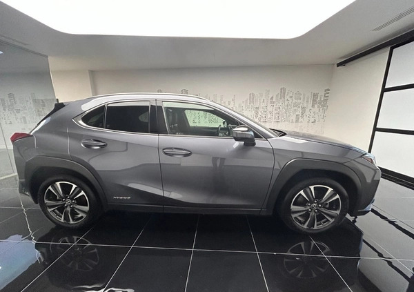 Lexus UX cena 129900 przebieg: 63558, rok produkcji 2019 z Sochaczew małe 352